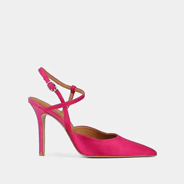 Pointed toe pumps with straps in fushia satin